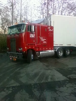 1990 362 Red Cabover