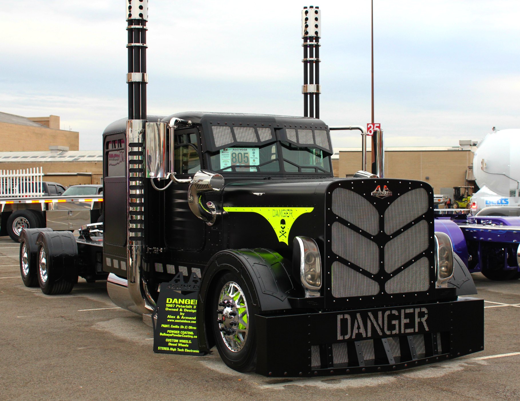 Peterbilt Show Trucks  Photos  of Cool Custom Semi Trucks  