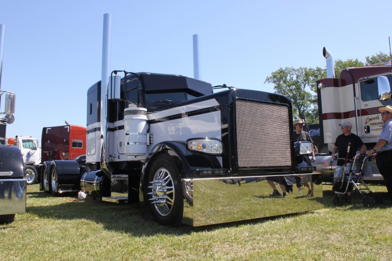 2007 Peterbilt 379 Black White Glider Kit Truck