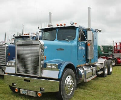 Custom 18 Wheeler Freightliner Conventional Blue