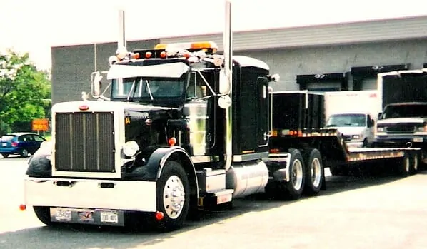 1984 359 Peterbilt Unloading Freight