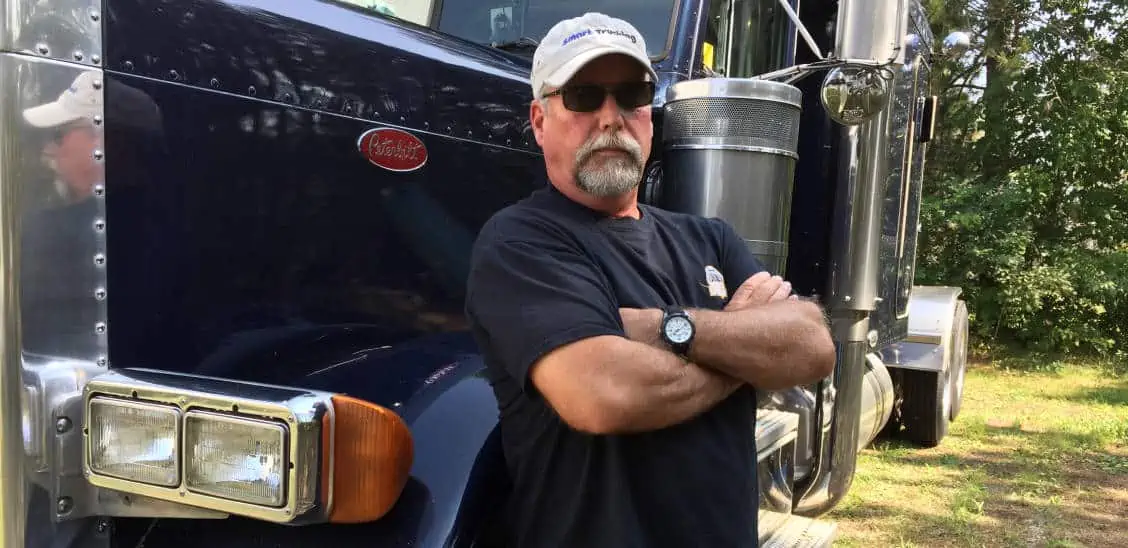 Грузовик "mean green". Водитель трака в сша. Брутальный водитель грузовика. Американский водитель грузовика. Американский дальнобойщик.