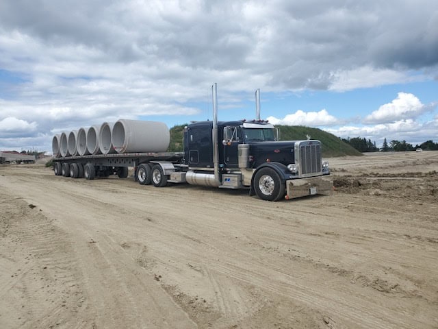 2004 Peterbilt 379 pulling a flat bed of heavy weight.